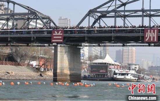 圖為活動(dòng)現(xiàn)場(chǎng)冬泳愛好者表演“漂游”?！钇G敏 攝