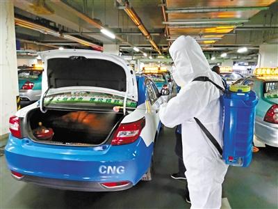 免費接送一線抗“疫”人員 蘭州奔馬雷鋒車隊，你們真棒！