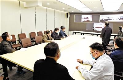 蘭大校長嚴純?nèi)A等視頻連線蘭大一院、二院支援湖北醫(yī)療隊員