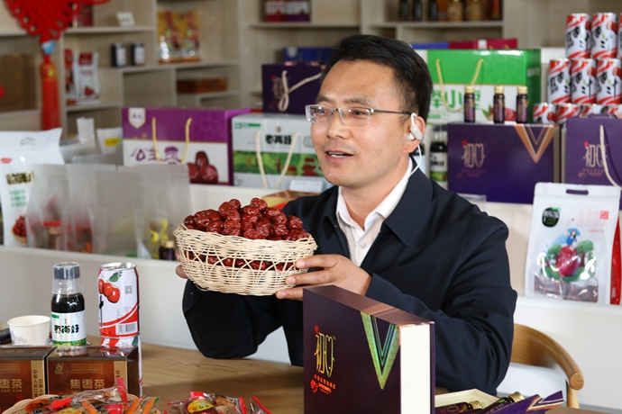 “縣長(zhǎng)直播天團(tuán)”唱響“甘貨春之聲”，售出近30種甘貨1萬余件 開進(jìn)直播間的網(wǎng)絡(luò)扶貧博覽會(huì)，受百萬網(wǎng)友點(diǎn)贊 