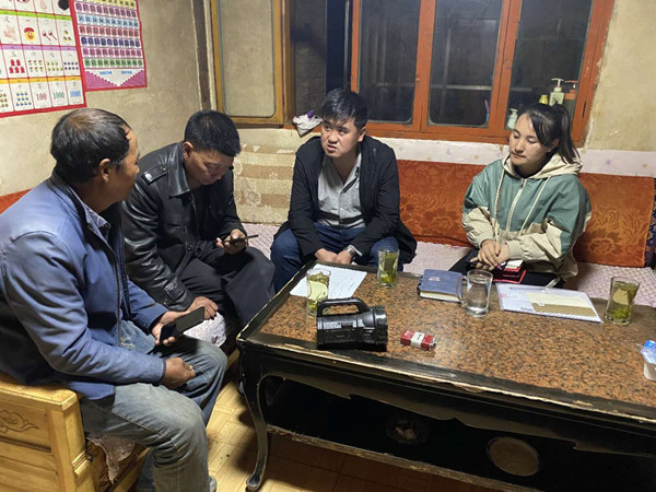 圖為木耳鎮(zhèn)紀(jì)檢干事盧建民（左三）連夜在多壩村多壩組奚連德家中了解受災(zāi)情況，排查安全隱患，并宣傳發(fā)生次生災(zāi)害的相關(guān)知識(shí)。_副本.jpg