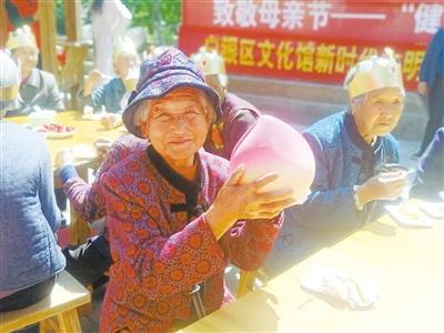 母親節(jié)，白銀“花村”擺了一場“敬老宴”