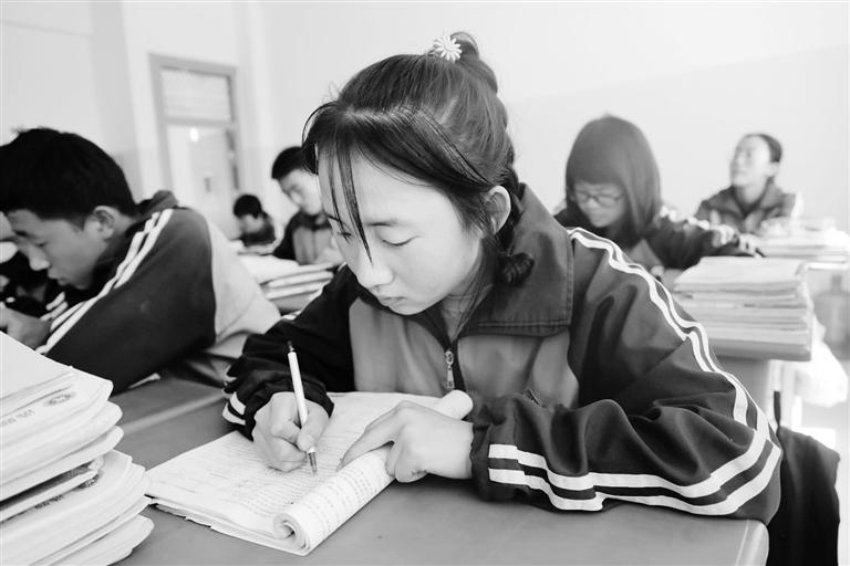 慶陽環(huán)縣這名小姑娘，柔弱肩膀撐起一個大家庭