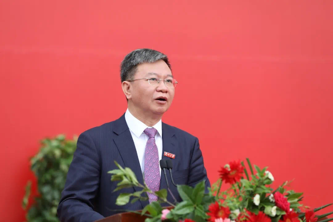 蘭州大學(xué)校長(zhǎng)嚴(yán)純?nèi)A寄語(yǔ)2020屆本科畢業(yè)生：做敢擔(dān)當(dāng)、能擔(dān)當(dāng)、有擔(dān)當(dāng)?shù)娜?>
        </a><em>蘭州大學(xué)校長(zhǎng)嚴(yán)純?nèi)A寄語(yǔ)2020屆本科畢業(yè)生：做敢擔(dān)當(dāng)、能擔(dān)當(dāng)、有擔(dān)當(dāng)?shù)娜?/em></li>
    <li><a  target=