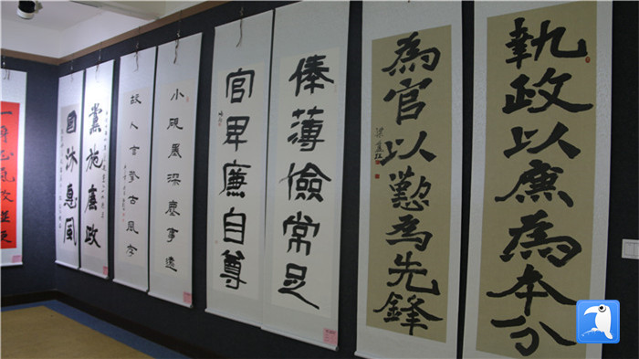 7月1日上午，定西市通渭縣紀(jì)委監(jiān)委舉辦“襄郡清風(fēng)·喜迎建黨99周年”廉政文化書畫展，共同為黨的生日獻(xiàn)禮。_副本.jpg