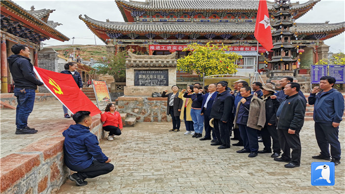 “七一”前夕，甘南州紀(jì)委監(jiān)委機關(guān)第二黨支部組織支部黨員和幫扶村黨員赴臨潭縣新城鎮(zhèn)蘇維埃舊址紅色教育基地參觀學(xué)習(xí)活動。_副本.jpg