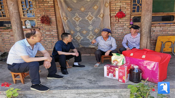 在建黨99周年來臨之際，隴南市禮縣紀(jì)委監(jiān)委在中壩鎮(zhèn)、三峪鄉(xiāng)開展“七一”慰問老黨員、困難黨員活動，為他們送去組織的關(guān)懷和節(jié)日的問候。_副本.jpg