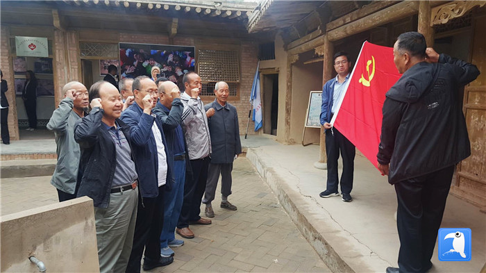 7月1日，臨夏州紀(jì)委監(jiān)委機關(guān)黨總支組織退休黨支部部分黨員前往東鄉(xiāng)縣布楞溝村史館，開展主題黨日活動。_副本.jpg