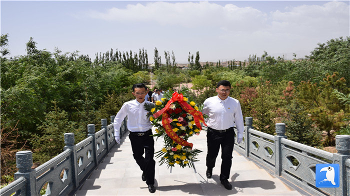 七一”前夕，白銀市紀(jì)委監(jiān)委機關(guān)黨委組織黨員來到紅軍西路軍景泰烈士陵園開展主題黨日活動。 朱鵬拍攝_副本.jpg