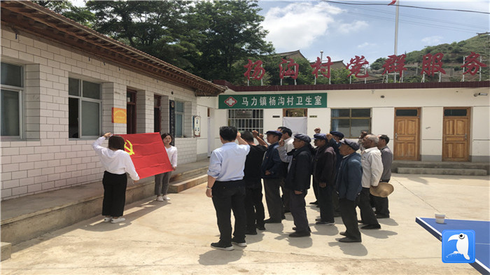 6月29日，天水市武山縣紀(jì)委監(jiān)委組織黨員干部在馬力鎮(zhèn)楊溝村重溫入黨誓詞。_副本.jpg