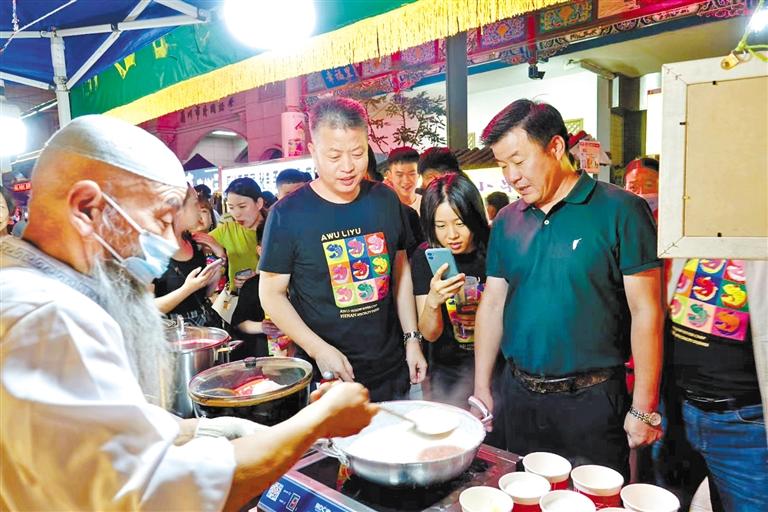 鄭州餐飲同行“打卡”金城夜市：“月光下的蘭州美食，唇齒留香”