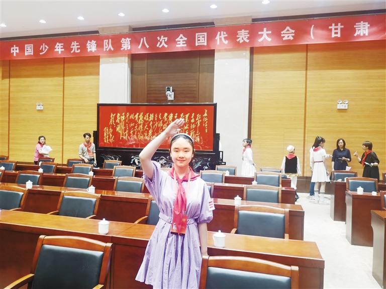 代表蘭州少先隊員參加全國少代會——這個小姑娘，攢勁！