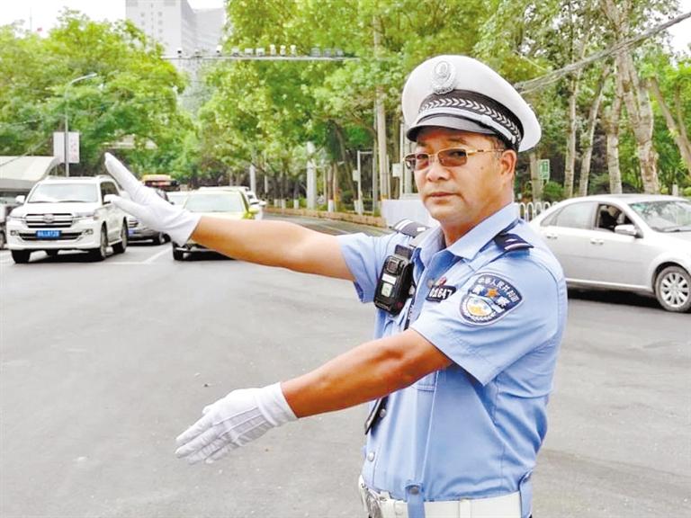 蘭州城關(guān)區(qū)交警大隊一線老交警馬驍：俯首甘為“老黃?！?>
        </a><em>蘭州城關(guān)區(qū)交警大隊一線老交警馬驍：俯首甘為“老黃?！?/em></li>
    <li><a  target=