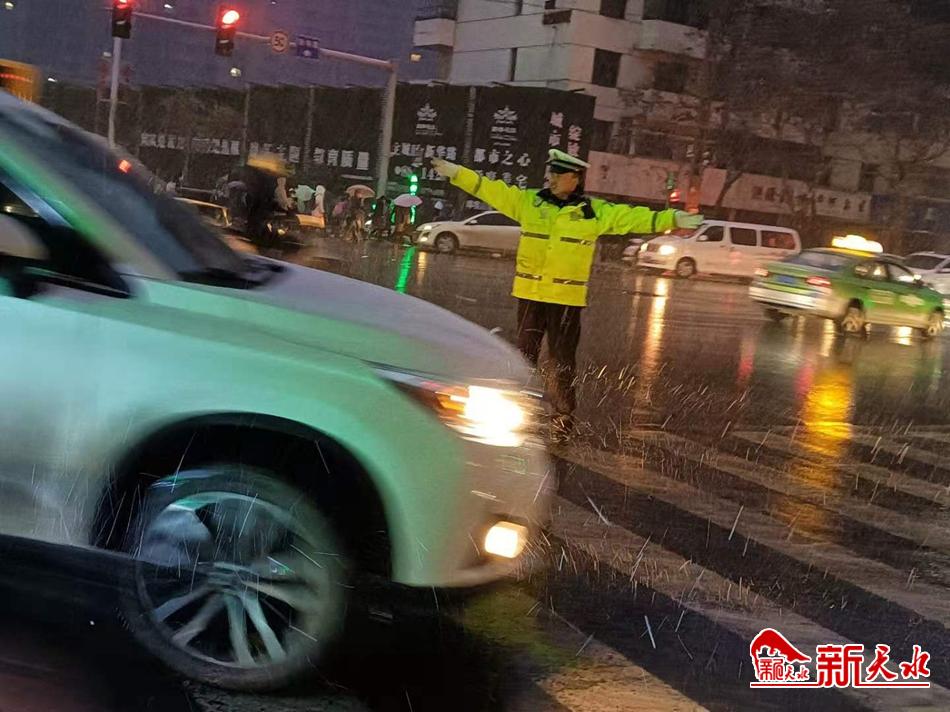 風雪襲來，天水最美“警色”在路上！