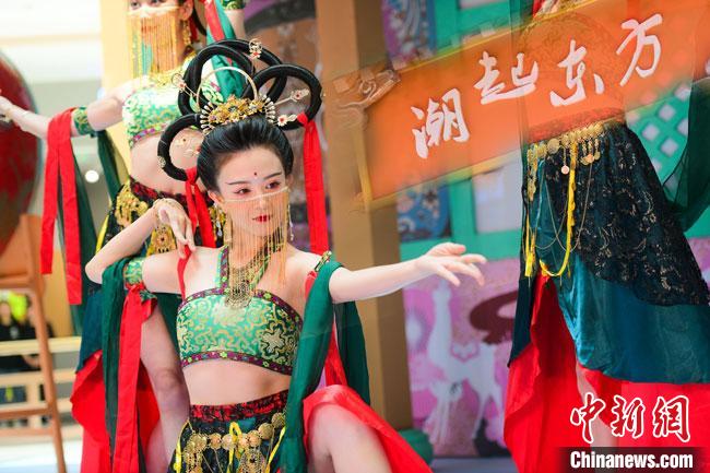 圖為今年9月5日，在重慶亮相的敦煌博物館“潮起東方”主題活動現(xiàn)場。敦煌博物館供圖
