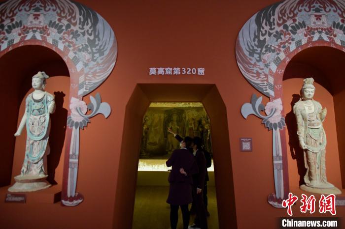 本次展覽中為觀眾呈現(xiàn)莫高窟第320窟復制洞窟。　駱云飛 攝