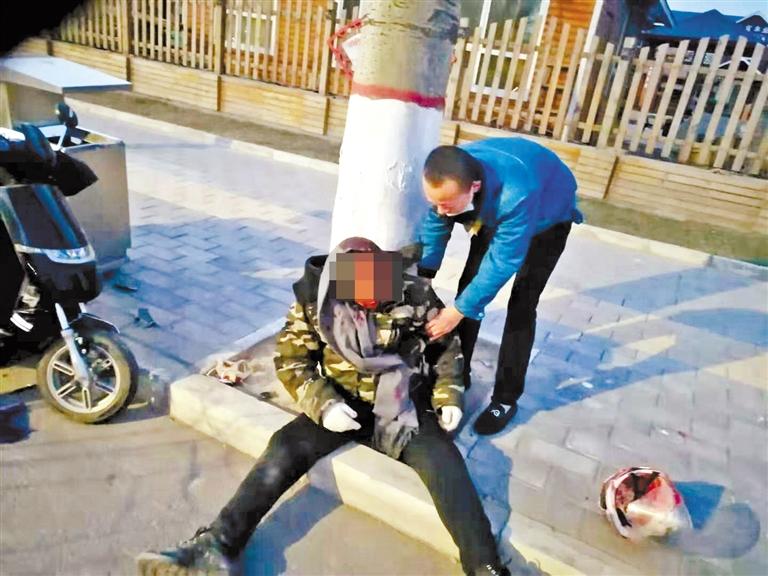 蘭州：騎摩托車男子清晨撞傷 熱心“的哥”全力救助！