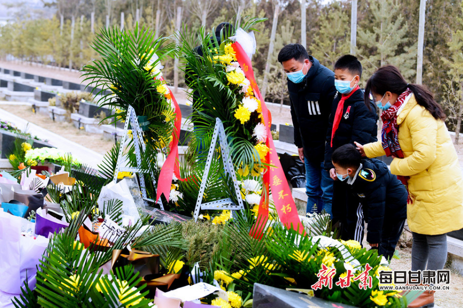委托快遞、自發(fā)前往，社會各界在陳紅軍烈士墓前獻(xiàn)花致敬