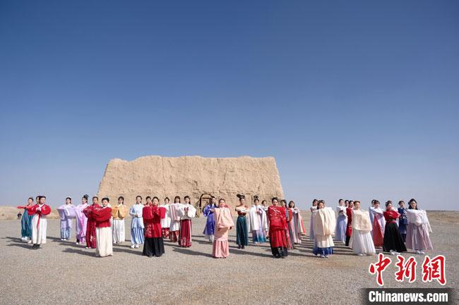 數(shù)十位身著古裝的女性通過(guò)體驗(yàn)賞漢舞、習(xí)漢禮、吟誦詩(shī)詞等中華傳統(tǒng)文化，再現(xiàn)古絲綢之路的繁華盛景。　邱亮 攝
