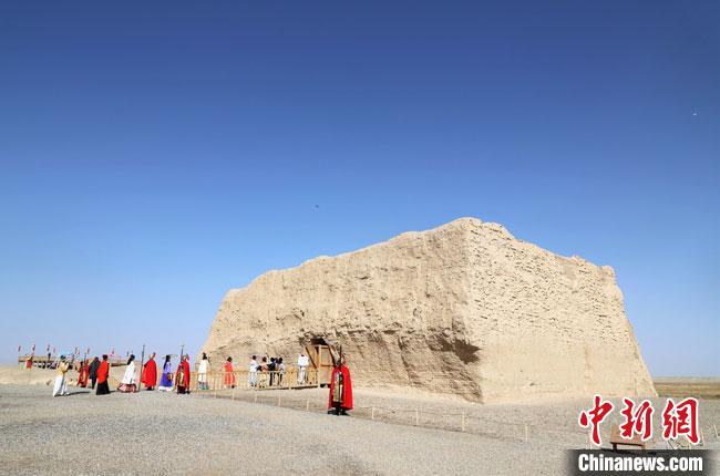 數(shù)十位身著古裝的女性通過(guò)體驗(yàn)賞漢舞、習(xí)漢禮、吟誦詩(shī)詞等中華傳統(tǒng)文化，再現(xiàn)古絲綢之路的繁華盛景?！⊥踺?攝
