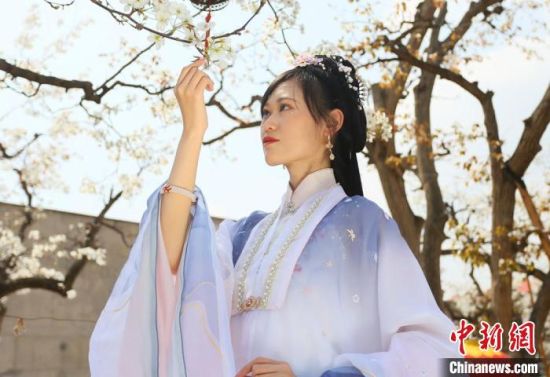 圖為蘭州青年身穿漢服在百年梨園賞景。　高展 攝