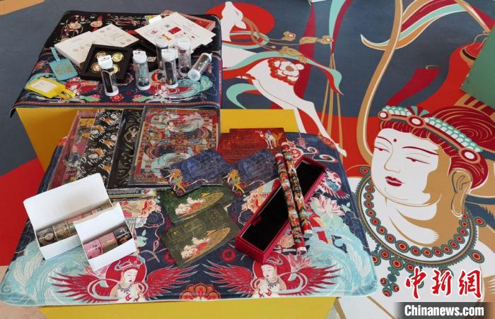 60余類敦煌主題的文創(chuàng)產品讓人愛不釋手?！《∷?攝