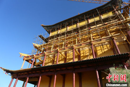 圖為5月上旬，甘肅山丹縣大佛寺內(nèi)，正在修繕中的古建筑大雄寶殿。 中新社記者 高展 攝