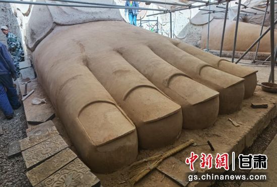 圖為中國“石窟鼻祖”天梯山石窟第13窟大佛足部與局部危巖體搶救性保護項目施工現場。陳曉斌 攝