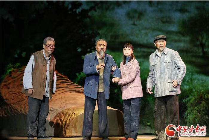 大型原創(chuàng)話劇《八步沙》在蘭州首演 展現(xiàn)“時代楷?！敝紊吃炝制D苦歲月