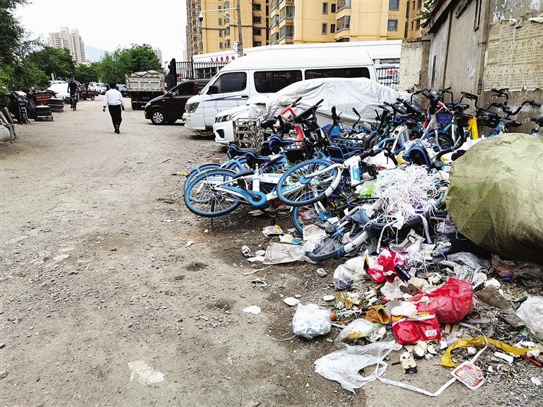 百米土路臟亂差，誰來管？經(jīng)記者協(xié)調(diào)，社區(qū)組織志愿者進(jìn)行了清理