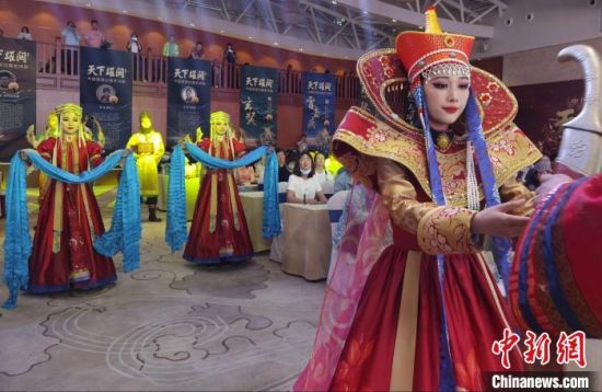圖為中國首部邊塞史詩劇《天下雄關》首演發(fā)布會現(xiàn)場。　崔琳 攝