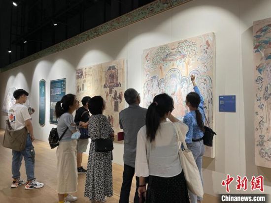 圖為展覽現(xiàn)場?！〗瓧顭?攝