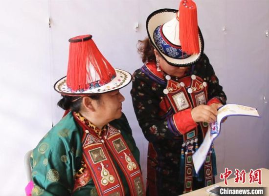 圖為用活態(tài)傳習(xí)的模式促進(jìn)裕固族非物質(zhì)文化遺產(chǎn)的保護(hù)傳承。　史靜靜 攝