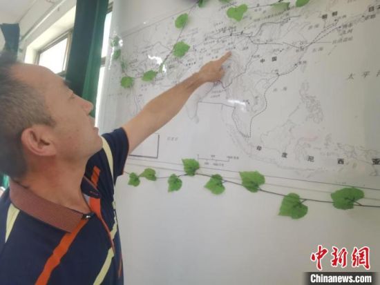 圖為甘肅省社會科學院絲綢之路研究所所長侯宗輝指出《絲綢之路古文明》課題組考察線路。　閆姣 攝