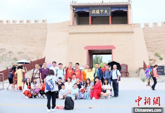 歷經(jīng)數(shù)十載保護(hù)修繕的古老關(guān)城得以延年益壽，成為了海內(nèi)外游客“絲路游”的必經(jīng)打卡地?！「哒?攝