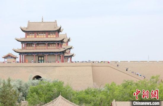 歷經(jīng)數(shù)十載保護(hù)修繕的古老關(guān)城得以延年益壽，成為了海內(nèi)外游客“絲路游”的必經(jīng)打卡地。　高展 攝