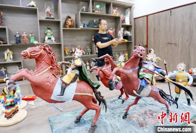 安秋平是成州面塑第五代傳承人，也是當(dāng)?shù)匚ㄒ粓?jiān)守面塑制作的人?！「哒?攝