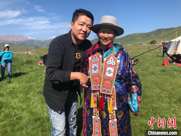 圖為拍攝紀錄片《西茂的婚禮》期間，張輝剛(左)與裕固族老人合影留念。(資料圖) 張輝剛供圖