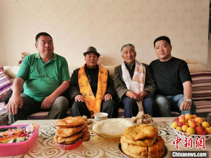 圖為張輝剛(右一)拜訪甘肅肅南縣裕固族德高望重的老人。(資料圖) 張輝剛供圖