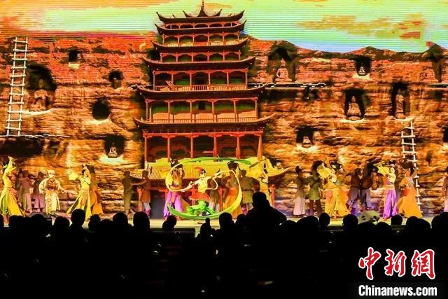 開幕式文藝展示“相約敦煌”，通過數(shù)字技術(shù)將莫高窟“搬到”演出現(xiàn)場。　甘肅省文化和旅游廳供圖