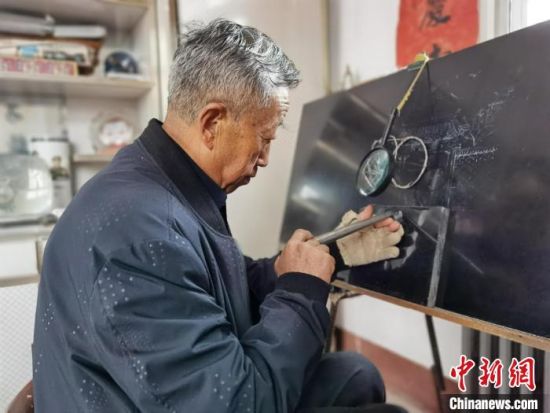 圖為陶世清在創(chuàng)作中?！钅?攝