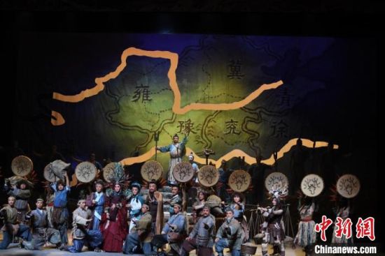 作為隴劇“梅花”，雷通霞在《大禹治水》中甘當(dāng)“綠葉”，該劇推出后，反響十分熱烈。(資料圖) 楊艷敏 攝