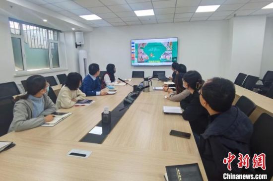 圖為甘肅教育出版社《寫給青少年的敦煌故事》叢書項(xiàng)目組，探討圖書封面設(shè)計(jì)?！￠Z姣 攝