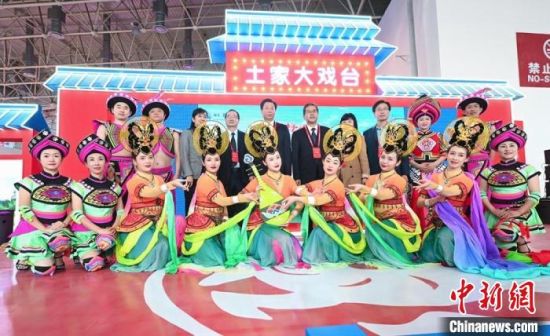 11月26日，“甘肅團”在首屆中國(武漢)文化旅游博覽會展區(qū)的“土家大戲臺”，與“湖北團”互訪交流?！「拭C省文化和旅游廳供圖