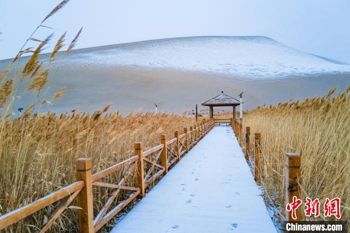 2021年11月28日，在敦煌鳴沙山月牙泉景區(qū)，沙雪交融，更顯北國風情。　王斌銀 攝