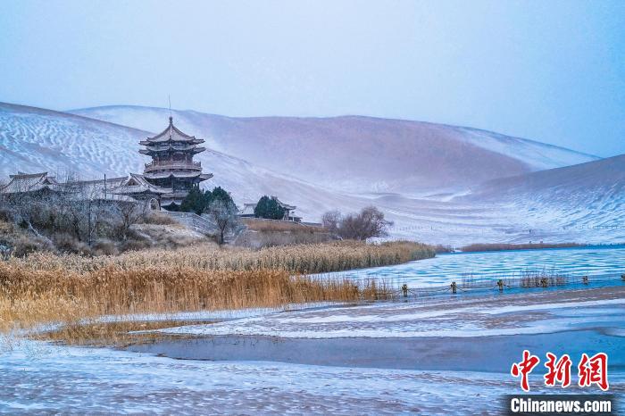 2021年11月28日，雪落鳴沙山月牙泉景區(qū)。　王斌銀 攝