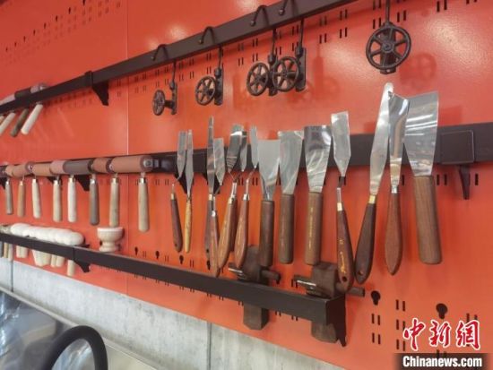 圖為徐晉林制作雕版敦煌壁畫所用工具。　閆姣 攝