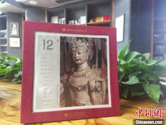 圖為徐晉林制作的敦煌題材的手工書《走進沙漠敦煌——莫高窟與藏書票藝術(shù)》，深受讀者喜愛?！￠Z姣 攝