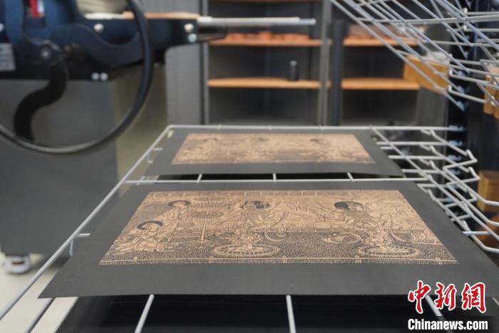圖為徐晉林工作室制作的雕版敦煌壁畫(huà)印刷成品展示?！【琶赖┰?　攝