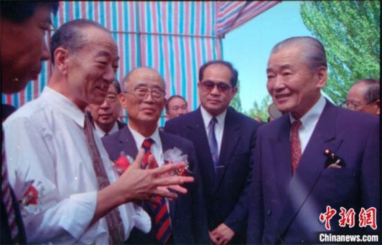 1994年8月，時任日本首相竹下登(右一)與時任敦煌研究院院長段文杰在莫高窟親切交談。中新社發(fā) 婁婕 供圖